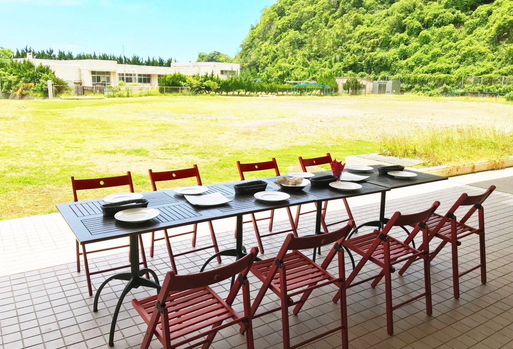 廃校をもう一度「みんな」が集まる場所へ !勝浦の校庭オートキャンプ場で車中泊!