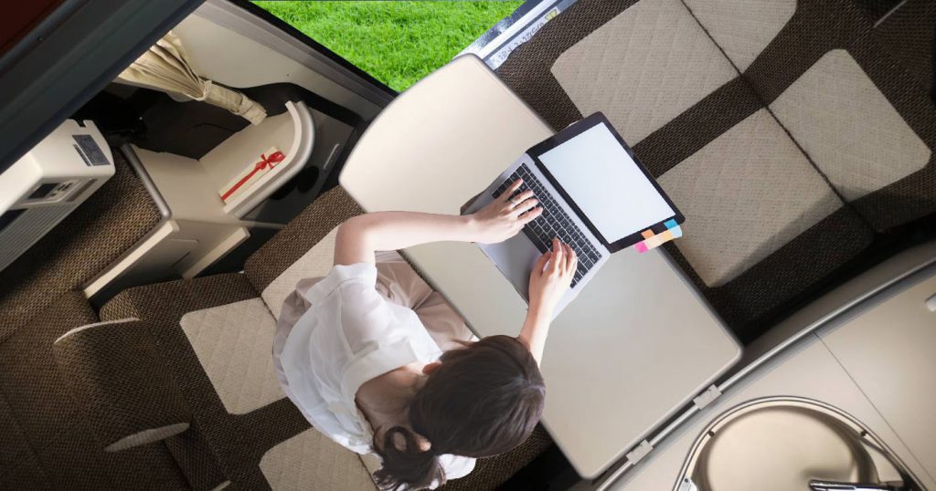 コロナ時代の安心な選択。 キャンピングカーを「移動オフィス」へ。