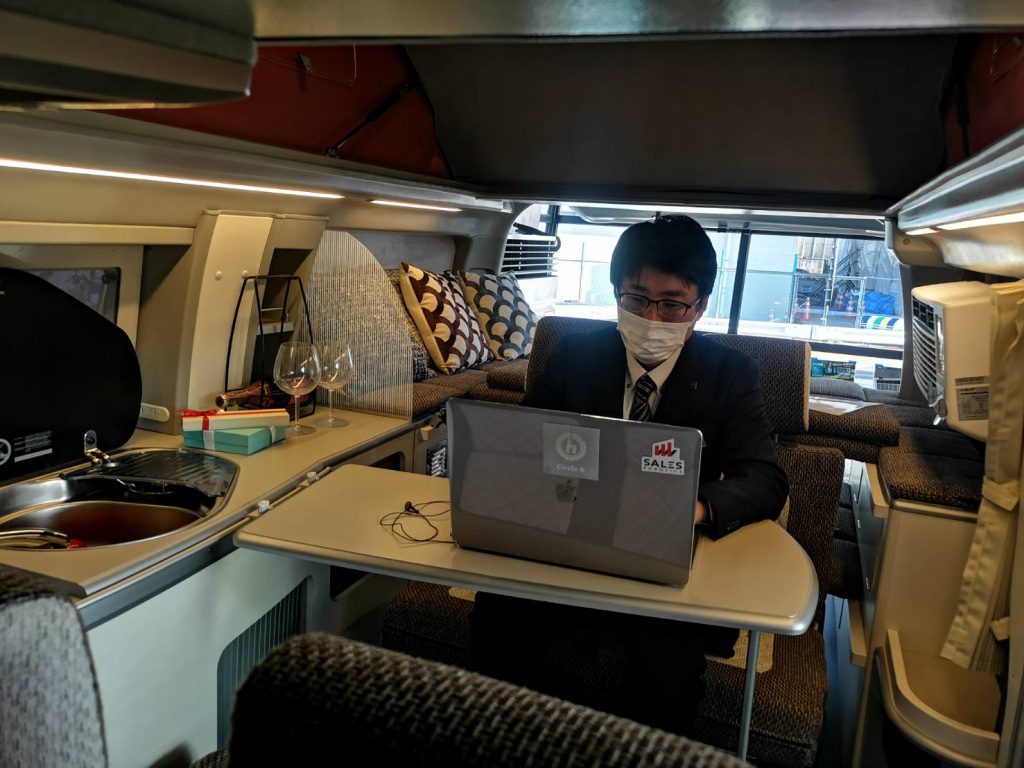 「車内リモートワーク環境」を構築したいなら、 快適オフィスに必要なモノが全て揃ったキャンパーを!